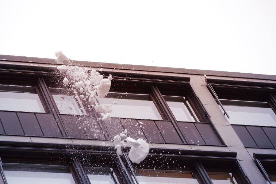 professionally remove snow from a flat roof